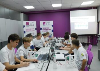 Школьники занимаются в инженерно-техническом кружке. Фото Анны Зубаревой