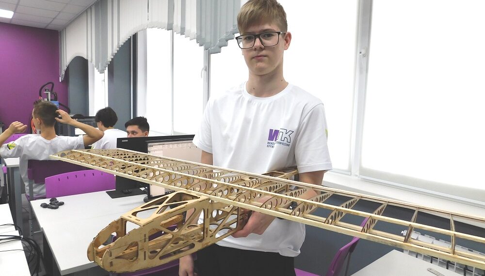 Сергей Княжев вырезал детали корпуса модели планера на лазерном станке. Фото Анны Зубаревой