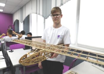 Сергей Княжев вырезал детали корпуса модели планера на лазерном станке. Фото Анны Зубаревой