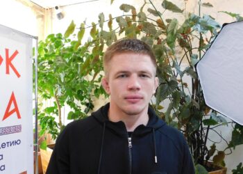 Сергей Степанов — почетный гость турнира Искитимского района по греко-римской борьбе «Кубок спартанца 2025»в селе Легостаево. Фото Анны Зубаревой