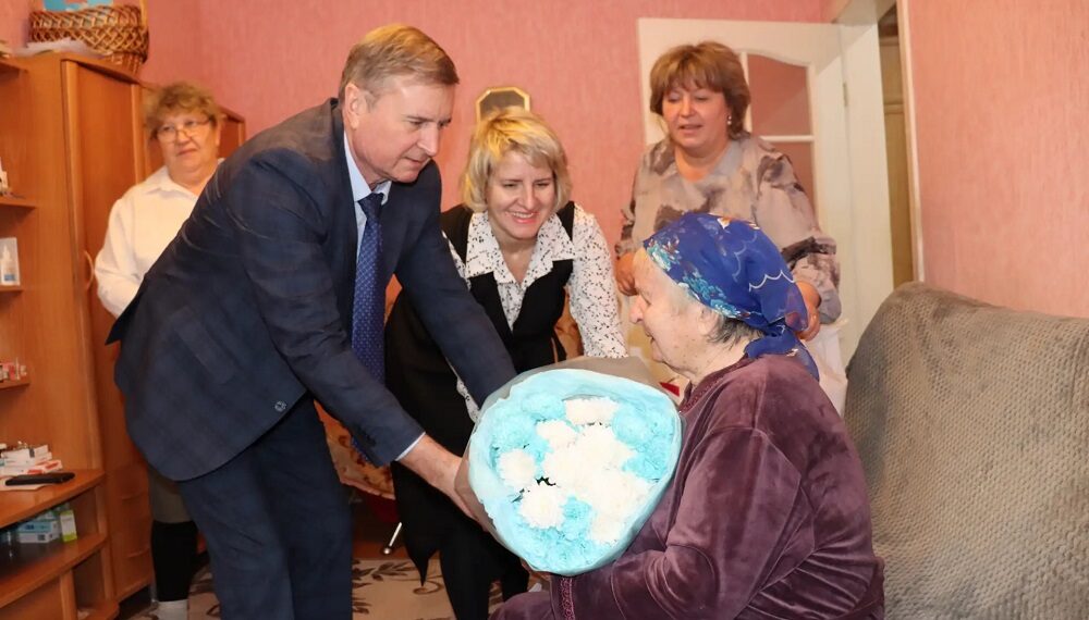 Поздравления принимает Тамара Семыкина.Фото фото пресс-службы администрации Искитимского района