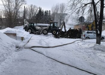 Выкачивают воду из теплотрассы. Фото Анны Зубаревой
