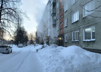 Пар поднимается выше крыши. Фото Анны Зубаревой