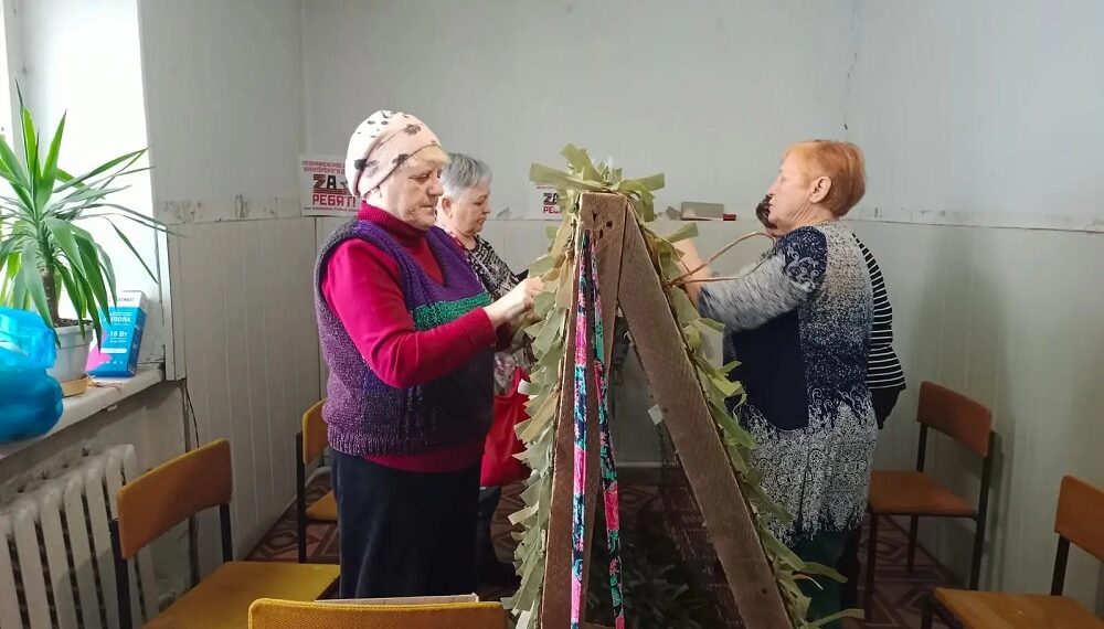 Плетут сети. Фото предоставлено Людмилой Ломакиной