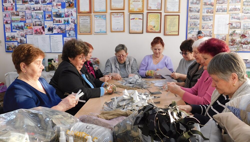 Готовят паучки для маскировочных сетей. Фото Анны Зубаревой