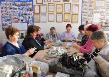 Готовят паучки для маскировочных сетей. Фото Анны Зубаревой