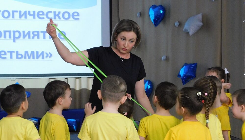 Занятие с детьми проводит Светлана Функ. Фото Анны Зубаревой