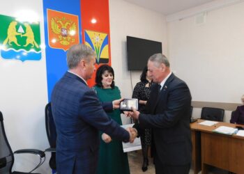 Вручили памятные медали. Фото Анны Зубаревой