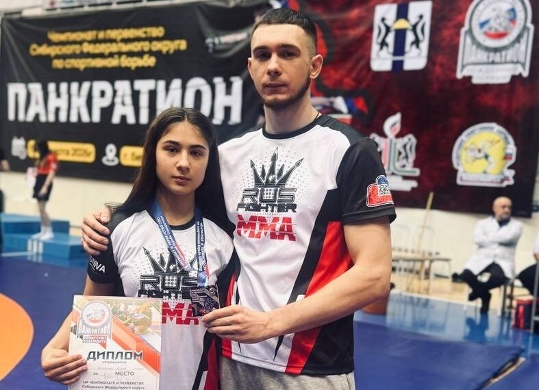 Дарья Шаталова с тренером Евгением Марандиным. Фото ДЮСШ Искитимского района