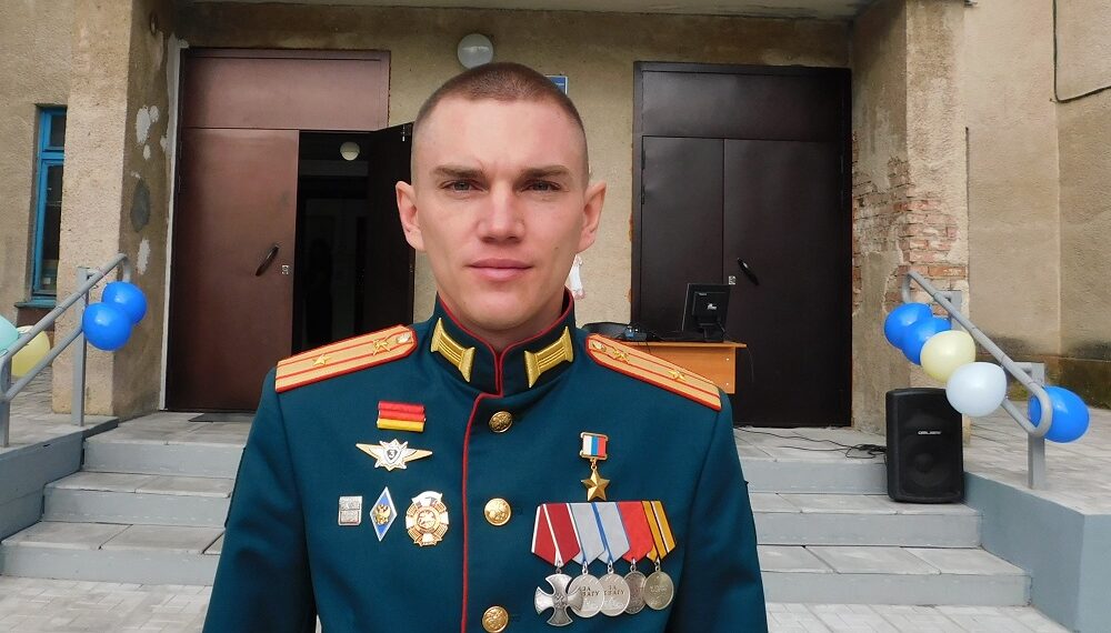 Егор Захаров пришел на встречу с учениками родной школы 1 сентября 2024 года. Фото Анны Зубаревой