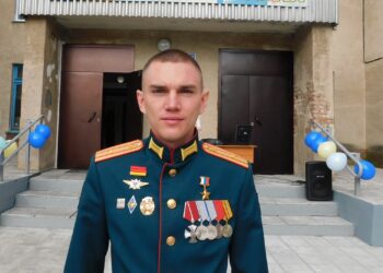 Егор Захаров пришел на встречу с учениками родной школы 1 сентября 2024 года. Фото Анны Зубаревой