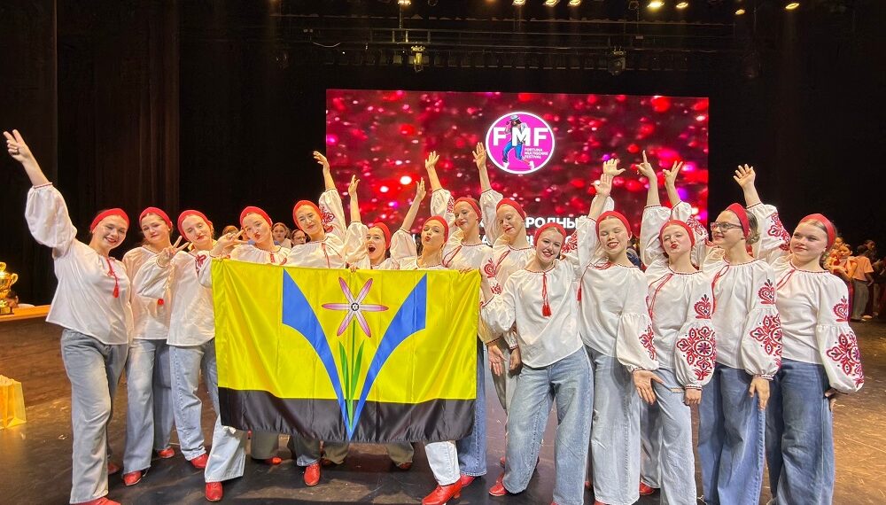 На сцене в Ташкенте  флаг Искитимского района. Фото Центра развития культуры Искитимского района