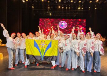 На сцене в Ташкенте  флаг Искитимского района. Фото Центра развития культуры Искитимского района