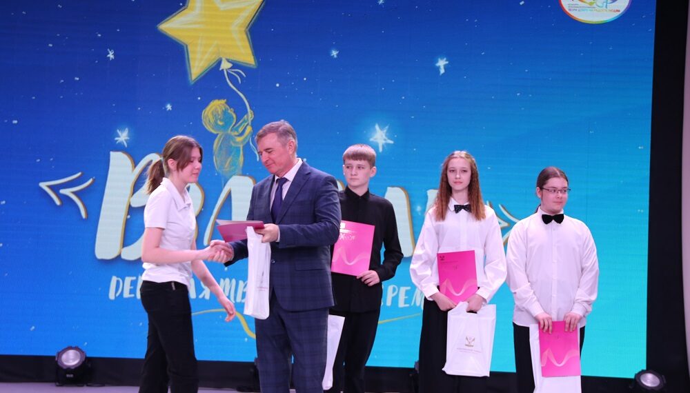 Глава района Юрий Саблин вручил премии талантливым детям. Фото Натальи Кривякиной