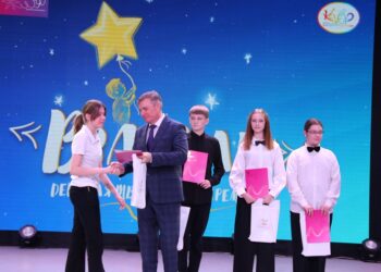 Глава района Юрий Саблин вручил премии талантливым детям. Фото Натальи Кривякиной