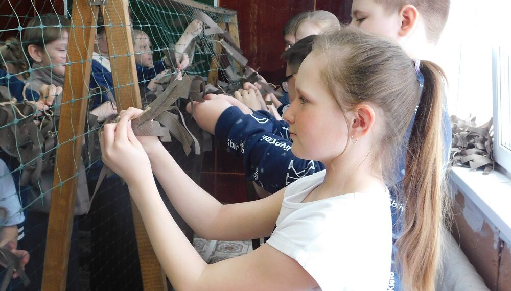 Плетут сети на переменах. Фото Анны Зубаревой