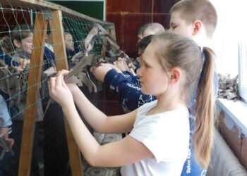 Плетут сети на переменах. Фото Анны Зубаревой