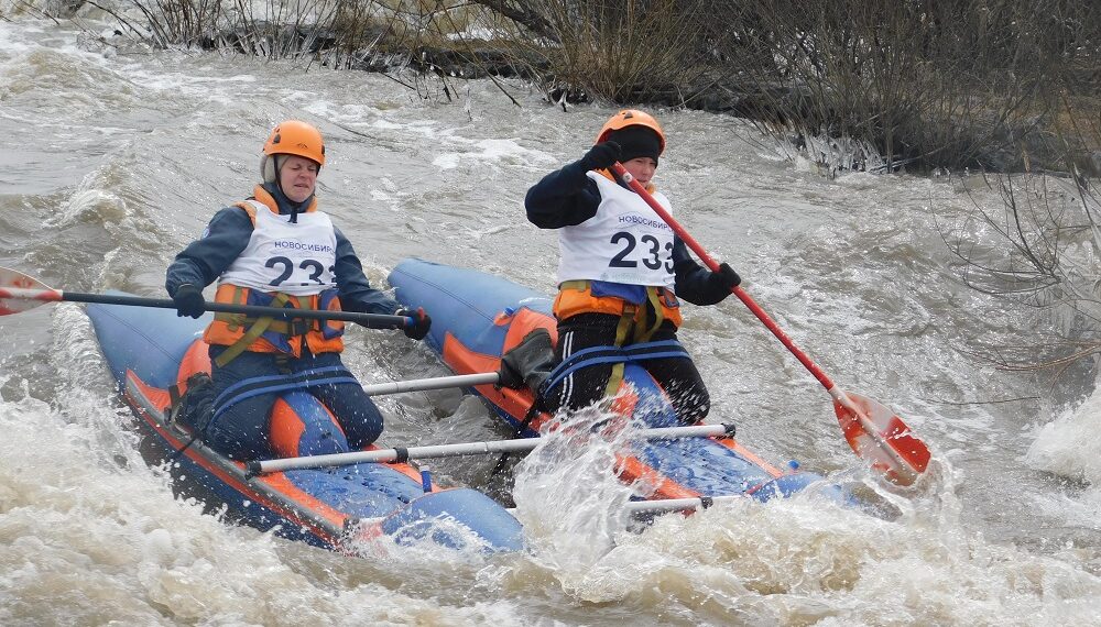 Проходят порог Топор. Фото Анны Зубаревой