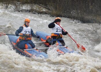 Проходят порог Топор. Фото Анны Зубаревой