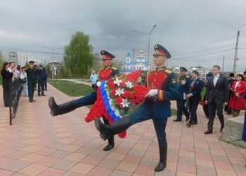 В торжественном мероприятии участвовали курсанты роты почетного караула Высшего военно-командного училища ордена Жукова. Фото Анны Зубаревой