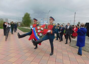 В торжественном мероприятии участвовали курсанты Высшего военного командного училища. Фото Анны Зубаревой
