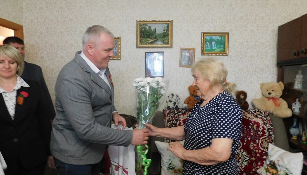 Глава рабочего пос елка Линево вручил подарки Анне Ивановне Потловой. Фото Анны Зубаревой