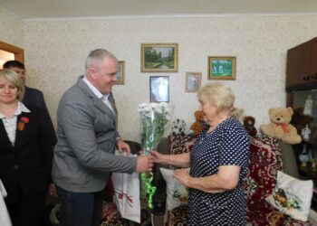 Глава рабочего пос елка Линево вручил подарки Анне Ивановне Потловой. Фото Анны Зубаревой