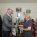 Глава рабочего пос елка Линево вручил подарки Анне Ивановне Потловой. Фото Анны Зубаревой
