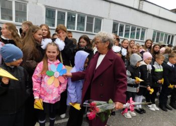 Загадывают желания первоклассники. Фото Анны Зубаревой
