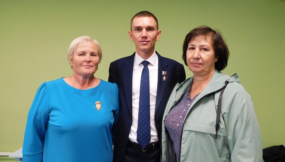 На фото: 
Лариса Анатольевна  Мартынова, Егор Александрович Захаров и Нина Владимировна Гриненко. Фотография Анны Зубаревой