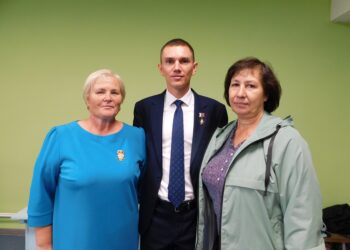 На фото: 
Лариса Анатольевна  Мартынова, Егор Александрович Захаров и Нина Владимировна Гриненко. Фотография Анны Зубаревой